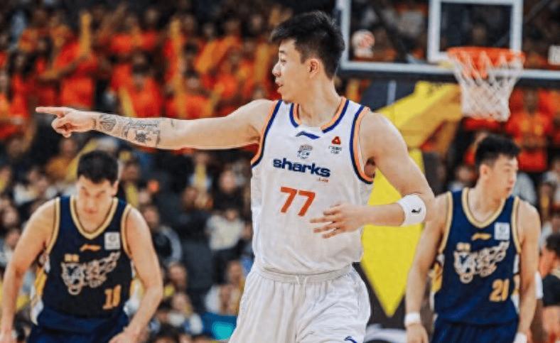 开云官网-掀翻广东，登顶联赛第1！王哲林怒吼庆祝，张镇麟23+3立大功